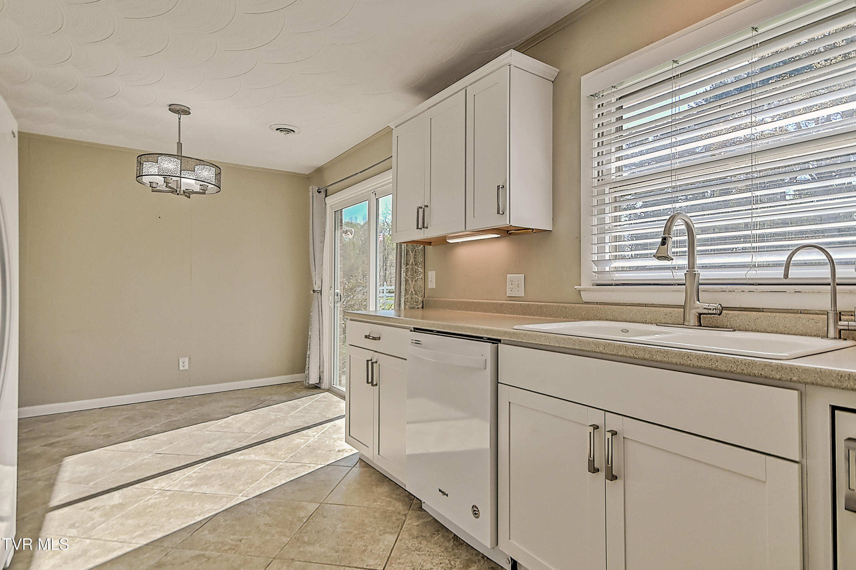 115 Edgefield Road Bristol, TN 37620 - Photo 5 of 36 115 Edgefield JC-12