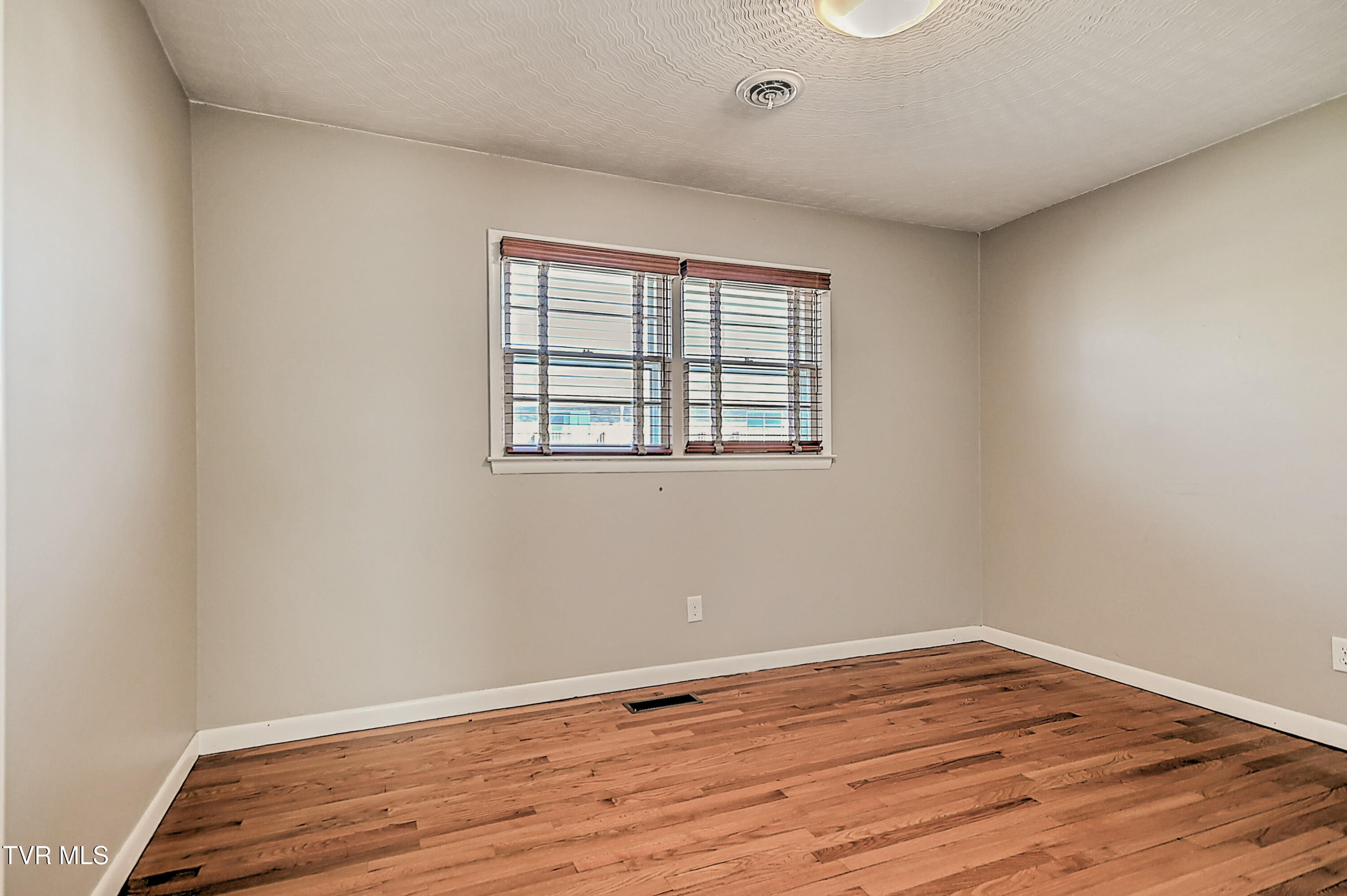 115 Edgefield Road Bristol, TN 37620 - Photo 10 of 36 115 Edgefield JC-13