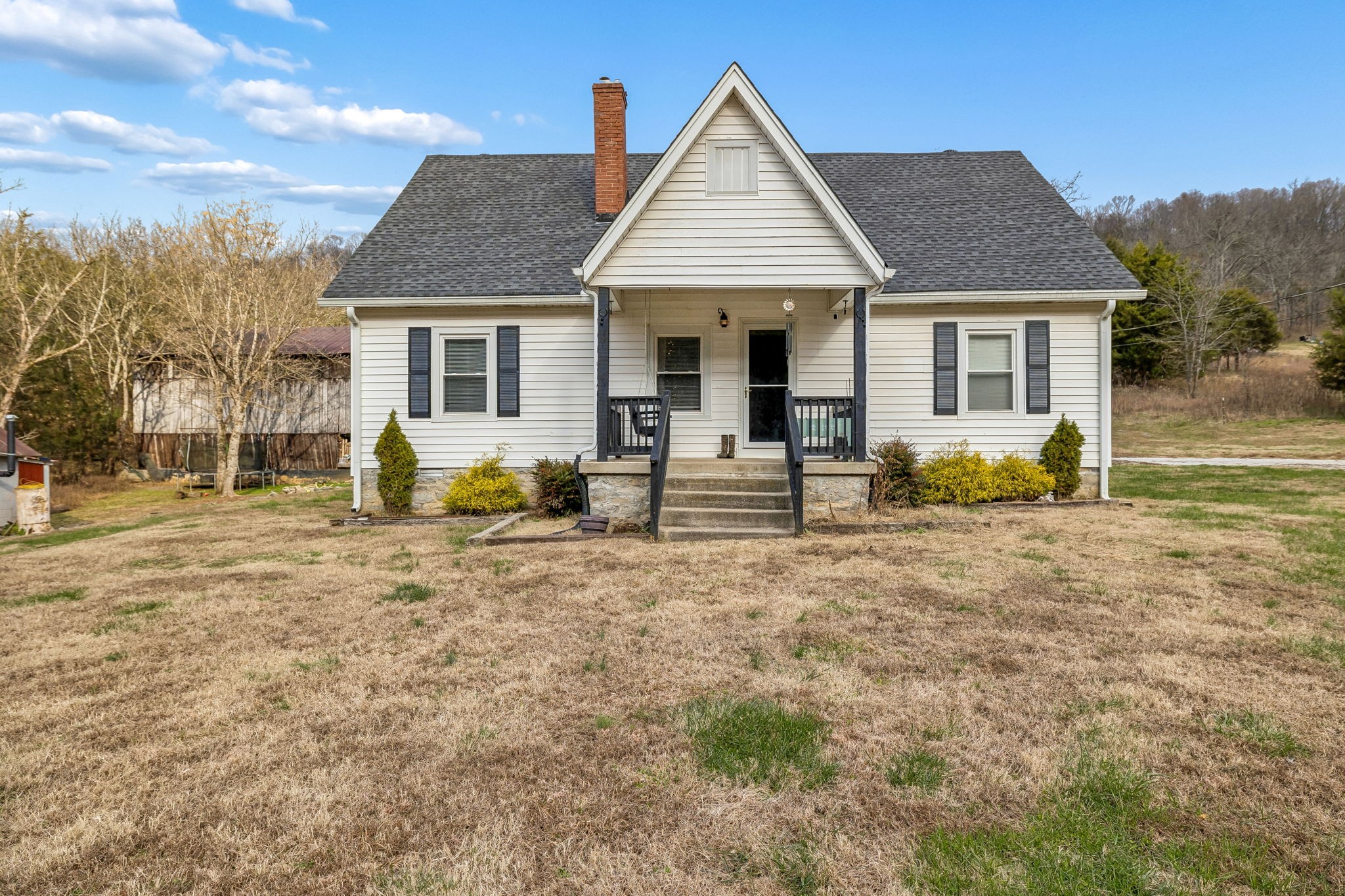 a view of a house with backyard and trees