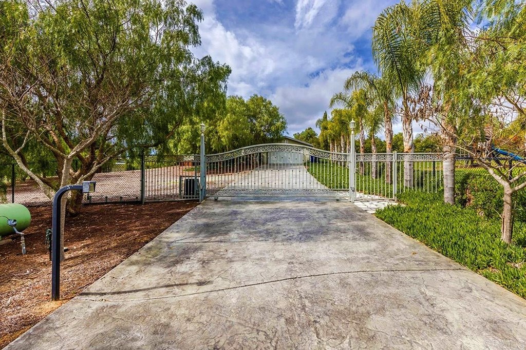 1603 Pepper Tree Place Fallbrook, CA 92028 - Photo 4 of 42