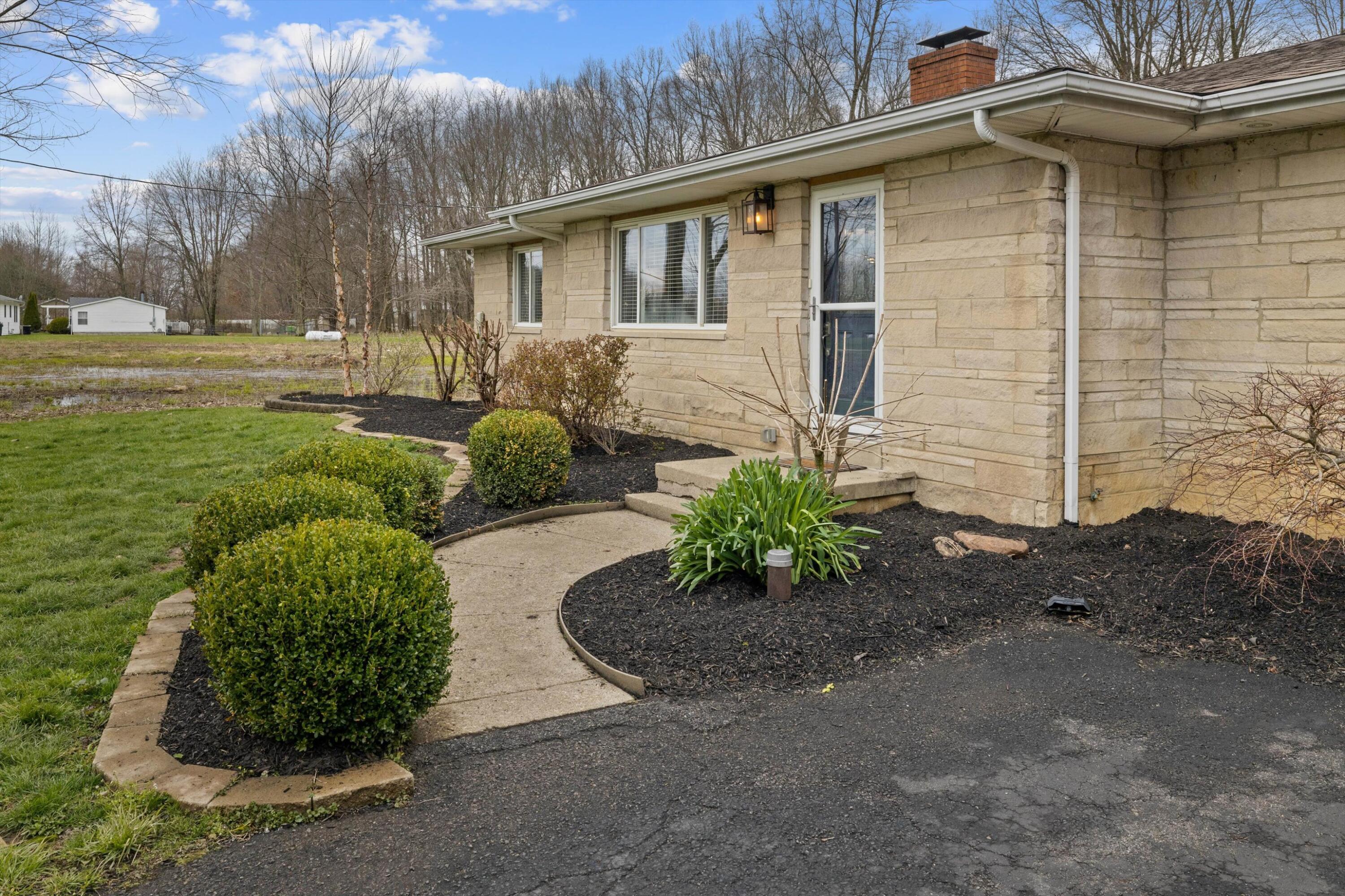 239 Sims Road Southwest Pataskala, OH 43062 - Photo 4 of 41 Front of Home