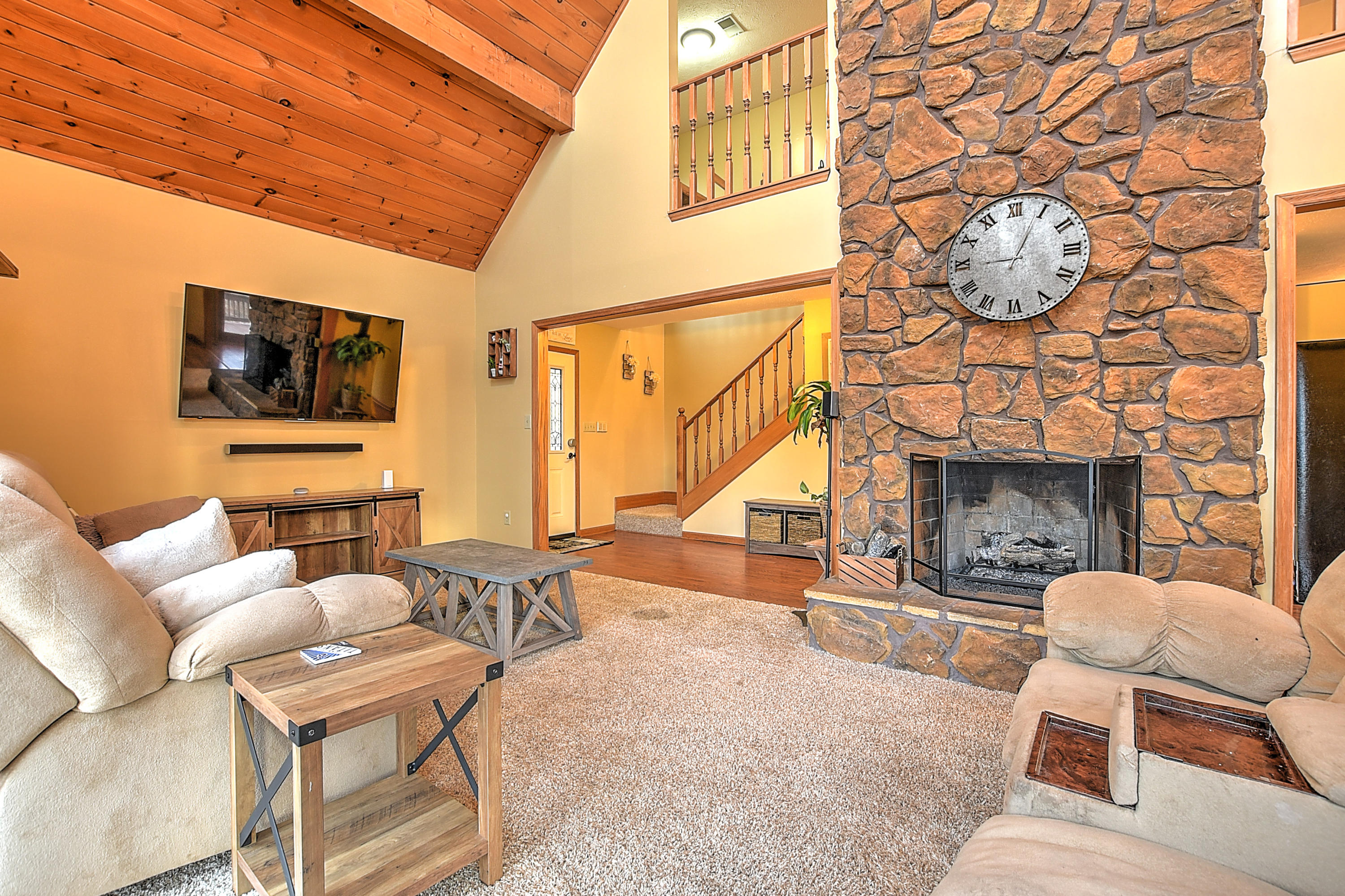 BEAUTIFUL GAS FIREPLACE