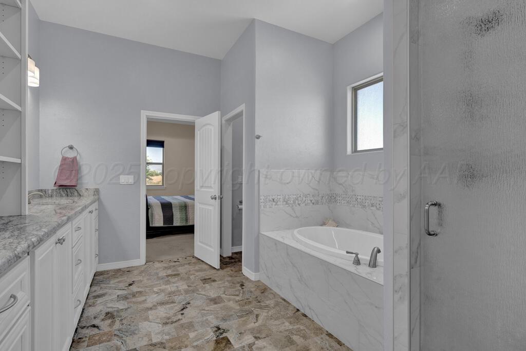 10855 Travis Lane Dumas, TX 79029 - Photo 19 of 40 primary bath