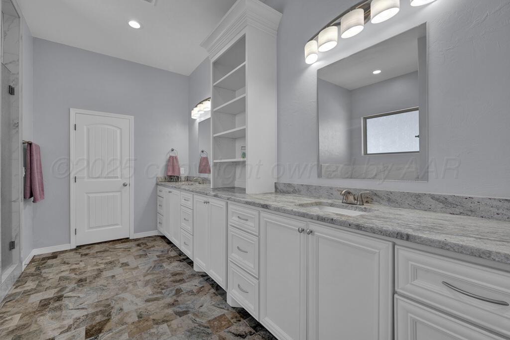 10855 Travis Lane Dumas, TX 79029 - Photo 22 of 40 primary bath