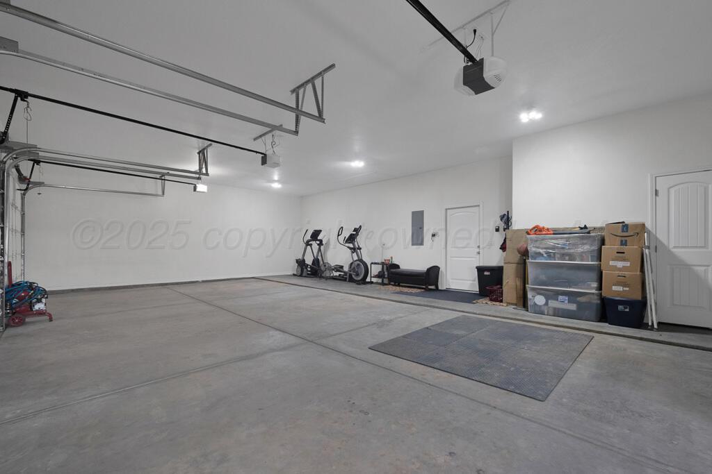 10855 Travis Lane Dumas, TX 79029 - Photo 40 of 40 garage