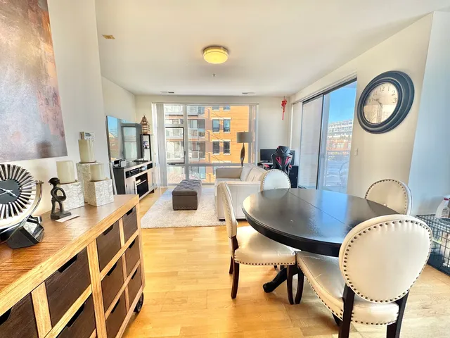 $289,900 | 1740 Oak Avenue, Unit 409, Evanston, IL 60201