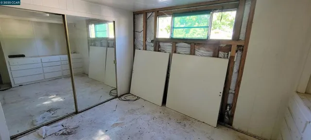 a view of empty room with window