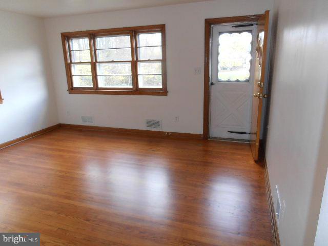 11006 Brandywine Road Clinton, MD 20735 - Photo 3 of 19 Living Room
