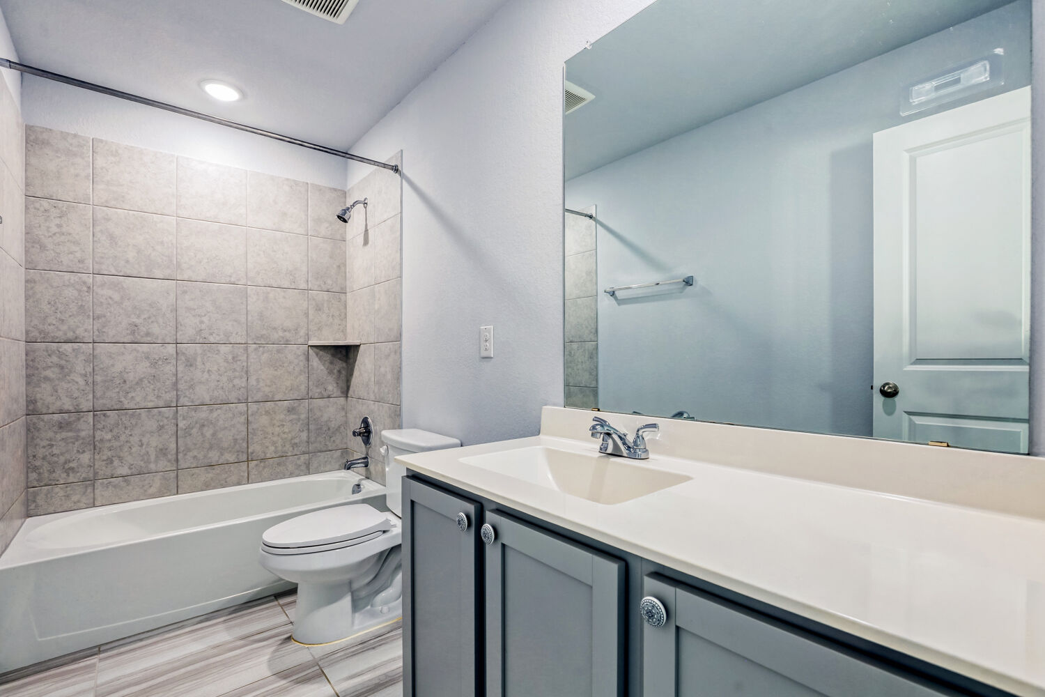 6601 Avila Way Pflugerville, TX 78660 - Photo 21 of 28 Bathroom with vanity and shower / washtub combination