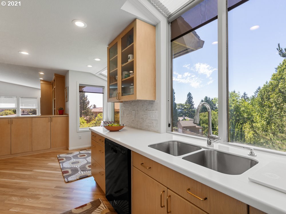 3466 Southwest Doschview Court Portland, OR 97239 - Photo 16 of 30