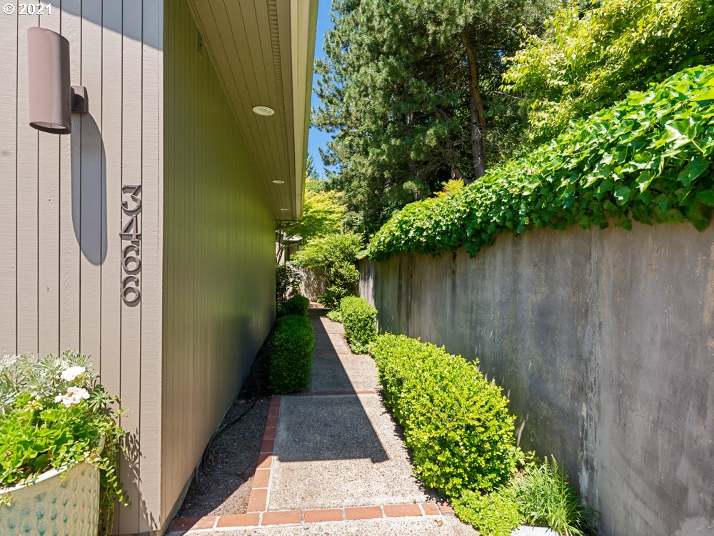 3466 Southwest Doschview Court Portland, OR 97239 - Photo 3 of 30