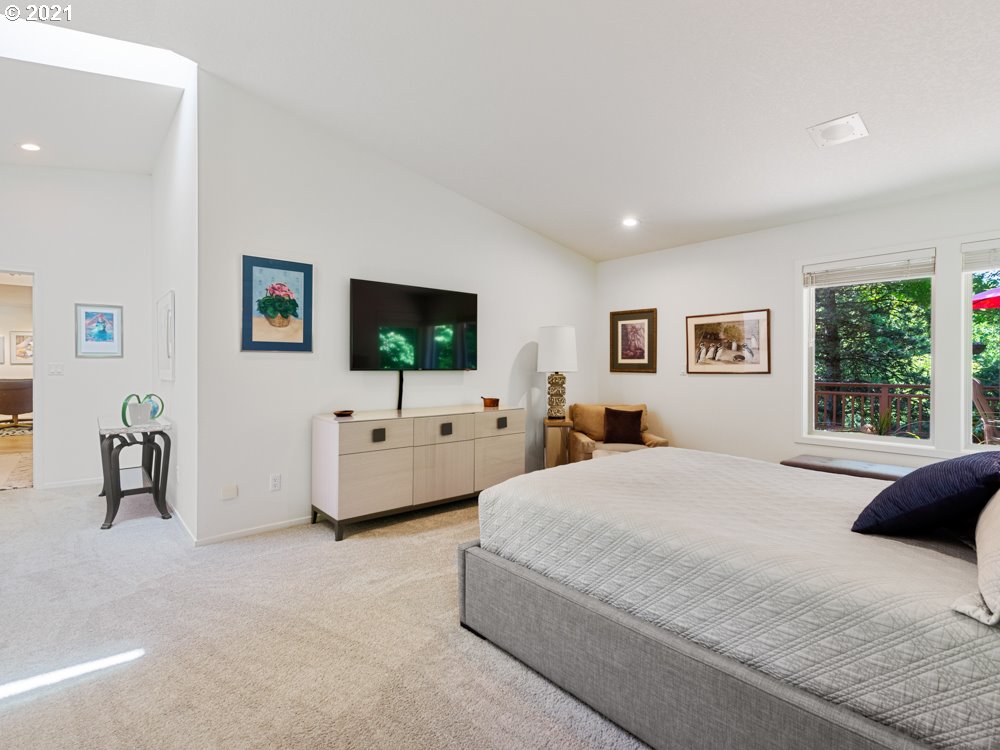 3466 Southwest Doschview Court Portland, OR 97239 - Photo 9 of 30