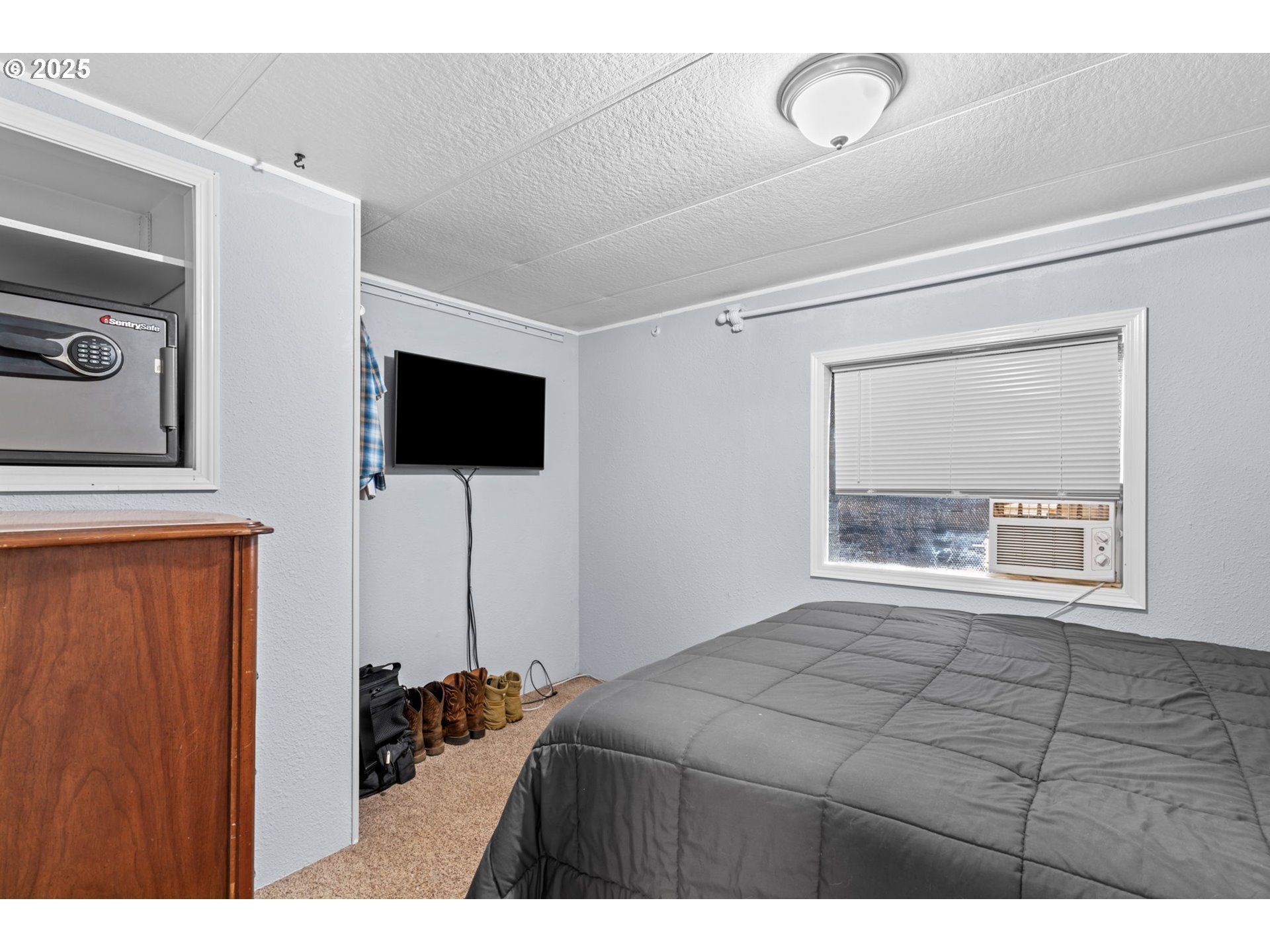 90245 Sheffler Road Elmira, OR 97437 - Photo 13 of 33 a bedroom with a bed and a flat screen tv