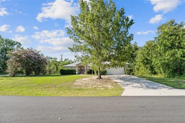a view of a yard with a house