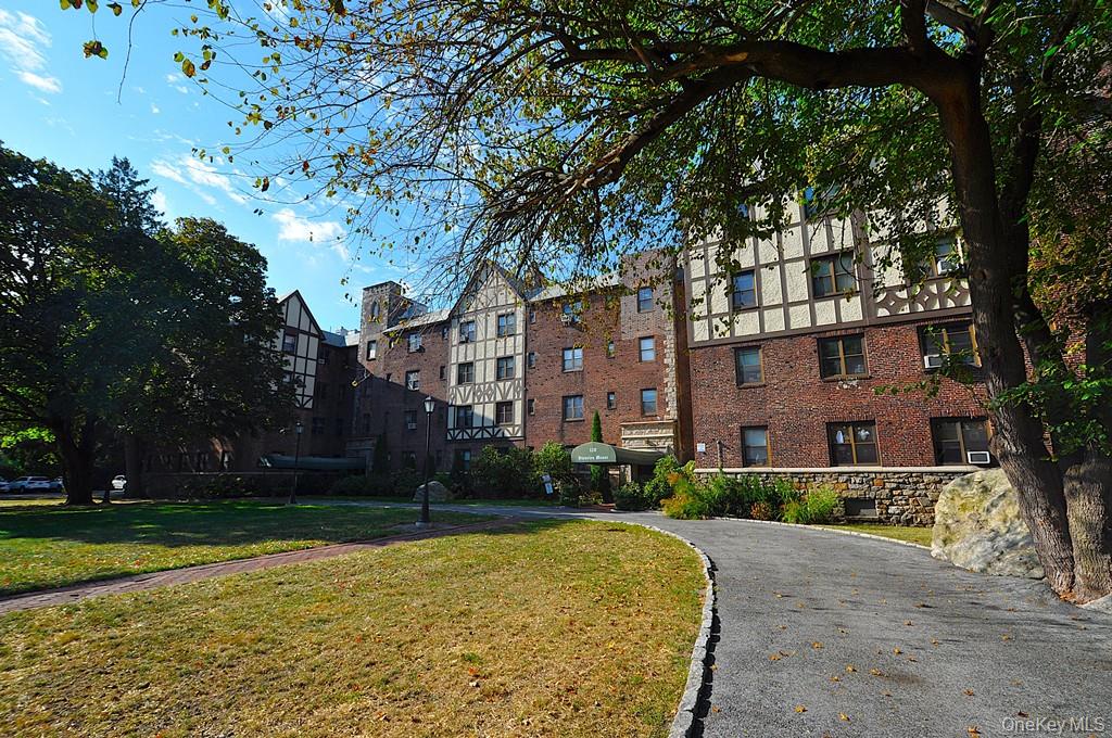 120 Stonelea Place, Unit 3M New Rochelle, NY 10801 - Photo 10 of 35 View of home's community featuring a yard