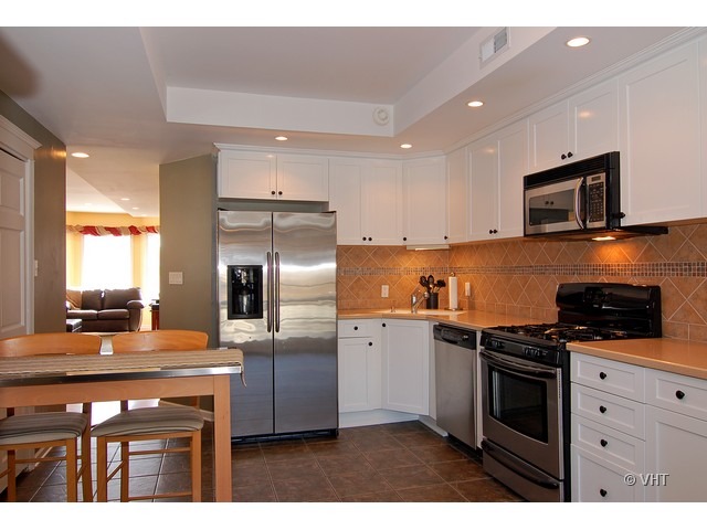 2470 West Cullom Avenue Chicago, IL 60618 - Photo 3 of 13