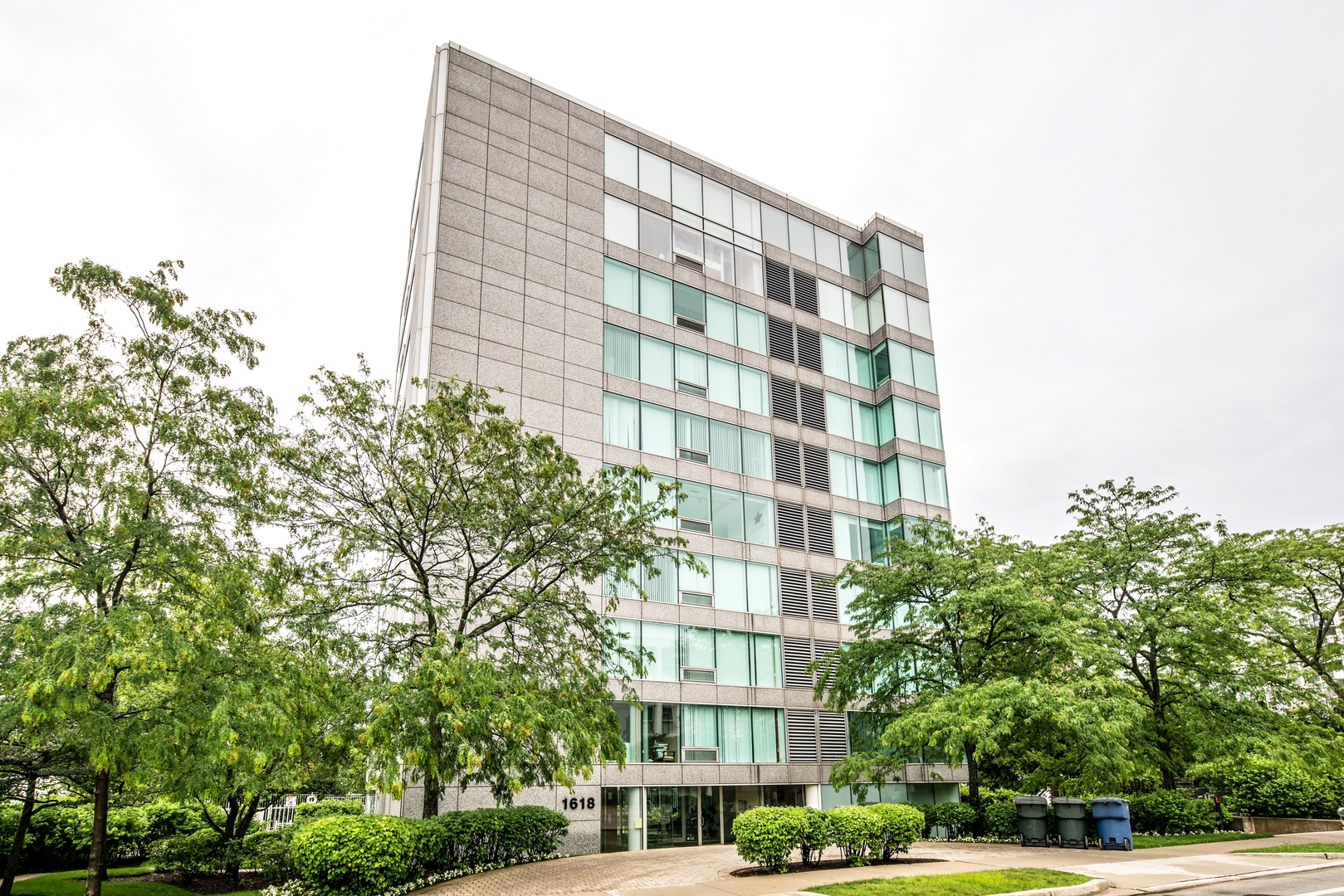 1618 Sheridan Road, Unit 5 Wilmette, IL 60091 - Photo 1 of 11 a front view of a building