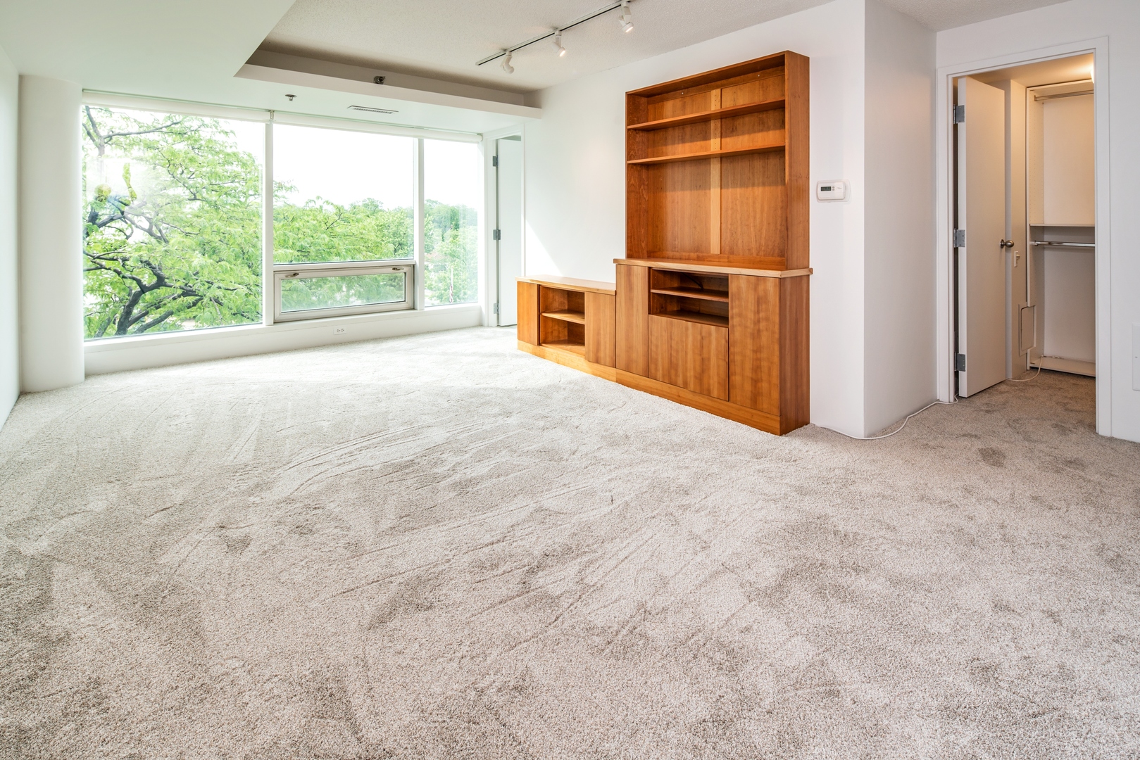 1618 Sheridan Road, Unit 5 Wilmette, IL 60091 - Photo 6 of 11 en empty room with windows and refrigerator