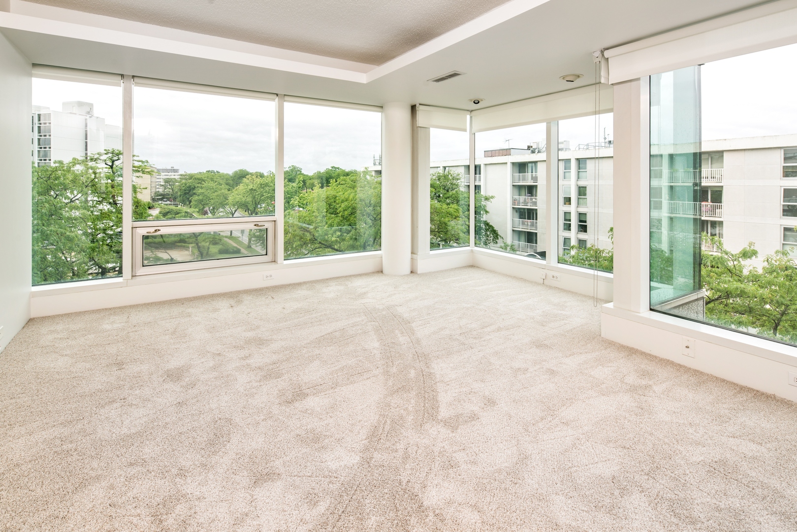 1618 Sheridan Road, Unit 5 Wilmette, IL 60091 - Photo 8 of 11 a view of an empty room with a large window
