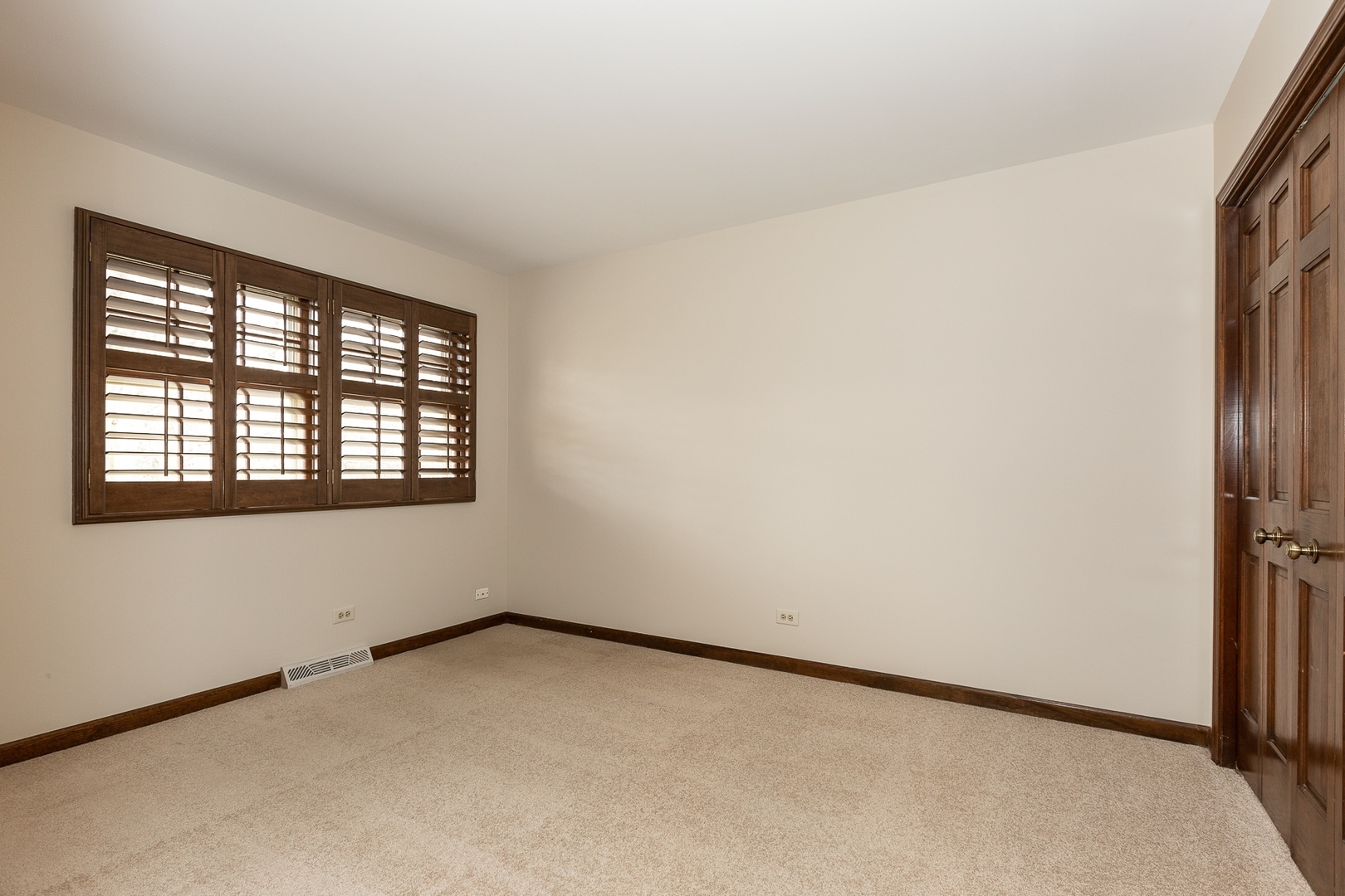620 Buttonwood Circle Naperville, IL 60540 - Photo 19 of 29 an empty room with a window