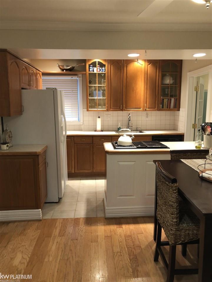 157 Roth Boulevard Clawson, MI 48017 - Photo 8 of 17 50055884-7.JPG