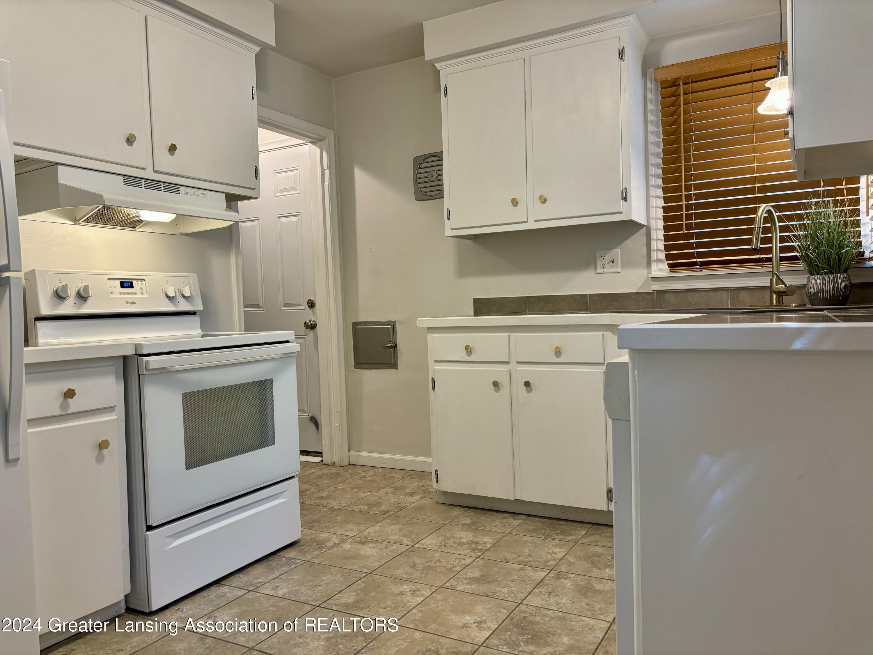 2304 Barstow Road Lansing, MI 48906 - Photo 10 of 22 IMG_0271