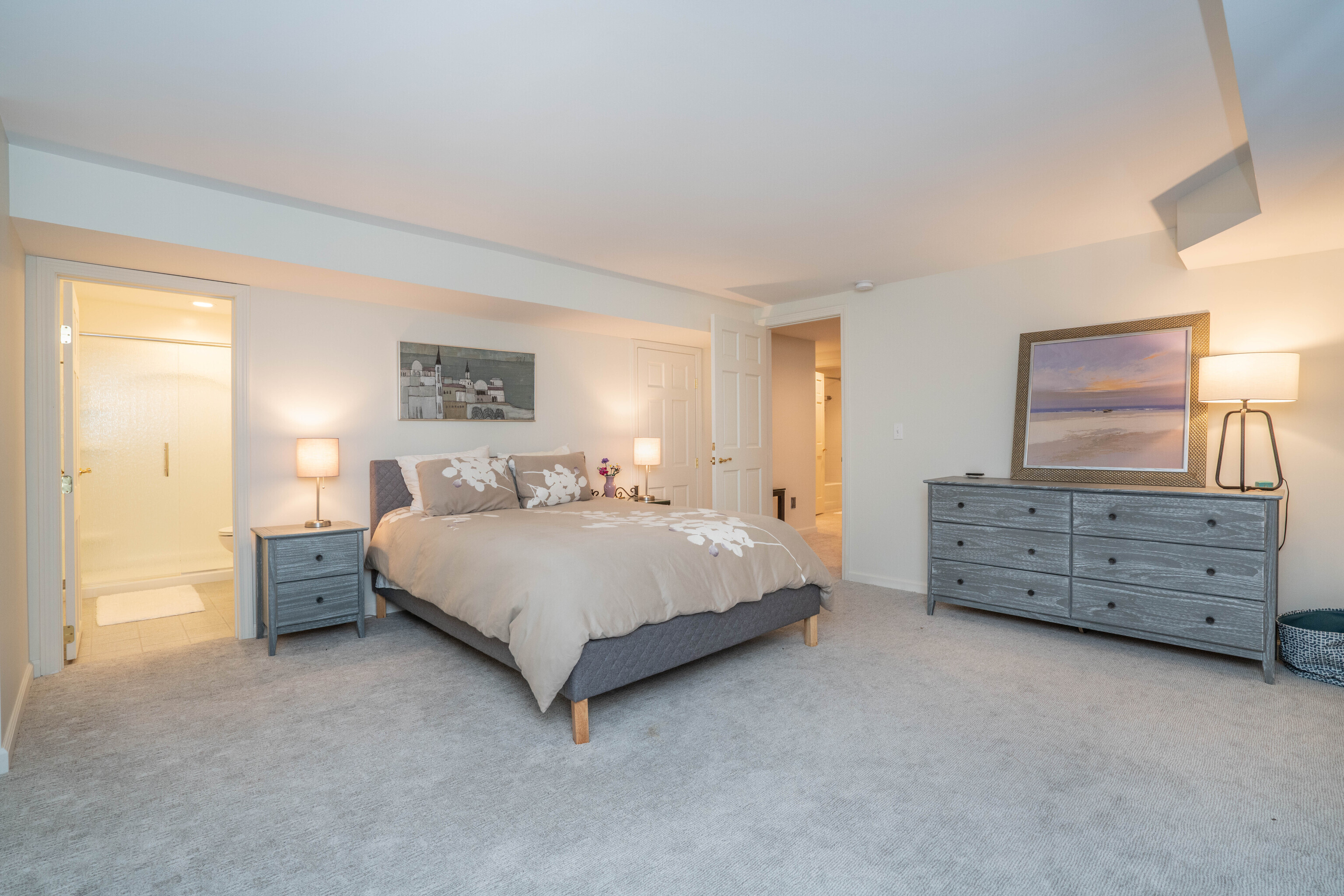 34 Cary Lane, Unit 34 Bloomfield, CT 06002 - Photo 13 of 40 a spacious bedroom with a bed and a dresser