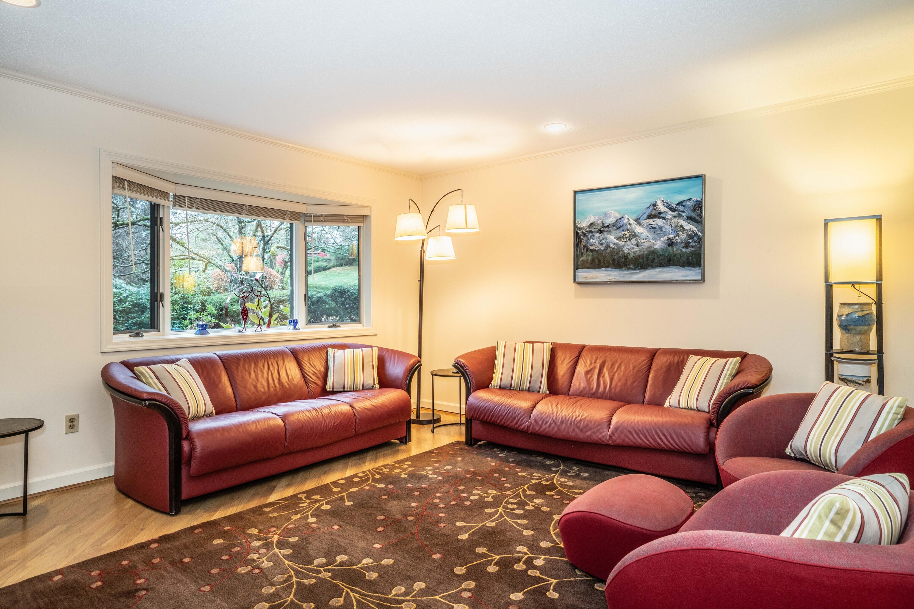 34 Cary Lane, Unit 34 Bloomfield, CT 06002 - Photo 24 of 40 a blue couch sitting in a living room with a couch