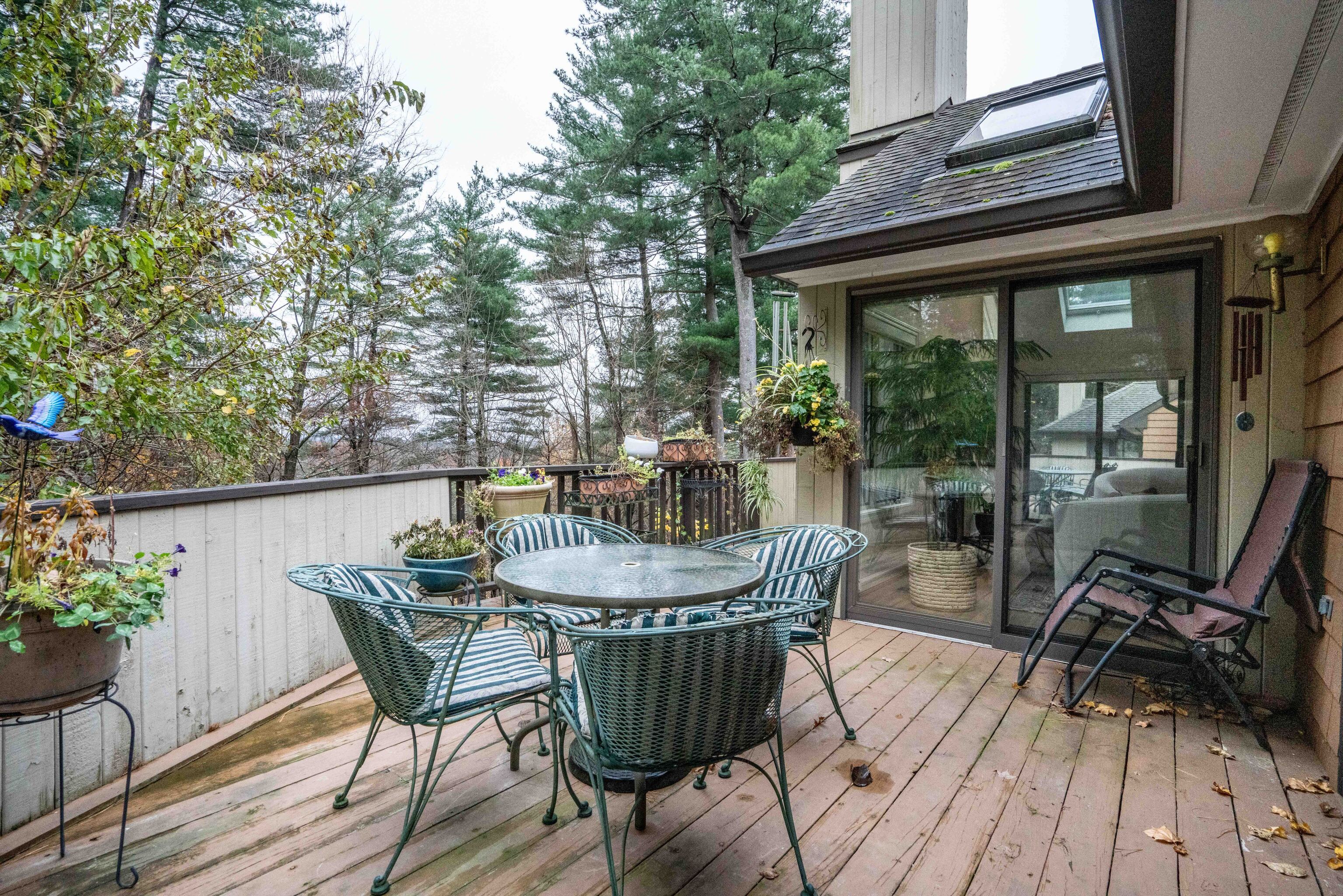 34 Cary Lane, Unit 34 Bloomfield, CT 06002 - Photo 29 of 40 a dining room with furniture and wooden floor