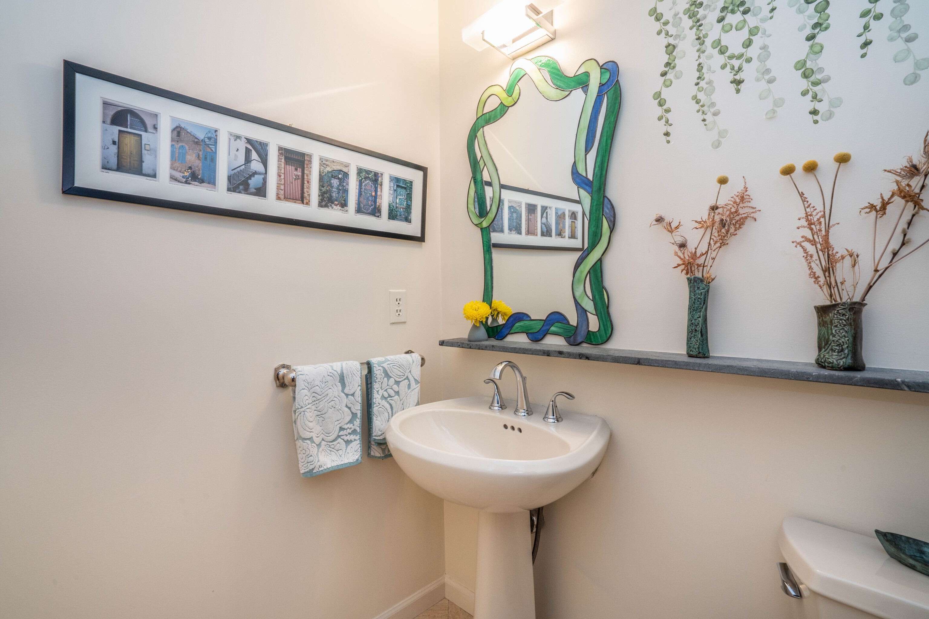 34 Cary Lane, Unit 34 Bloomfield, CT 06002 - Photo 31 of 40 a bathroom with a sink and mirror
