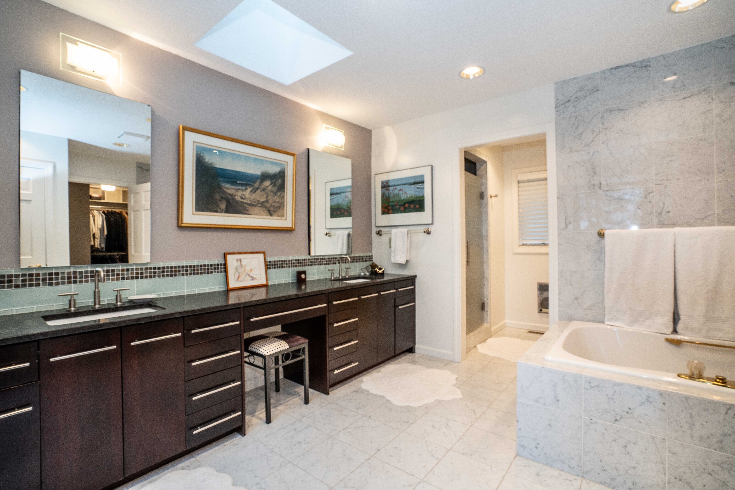 34 Cary Lane, Unit 34 Bloomfield, CT 06002 - Photo 36 of 40 a spacious bathroom with a bathtub sink and mirror