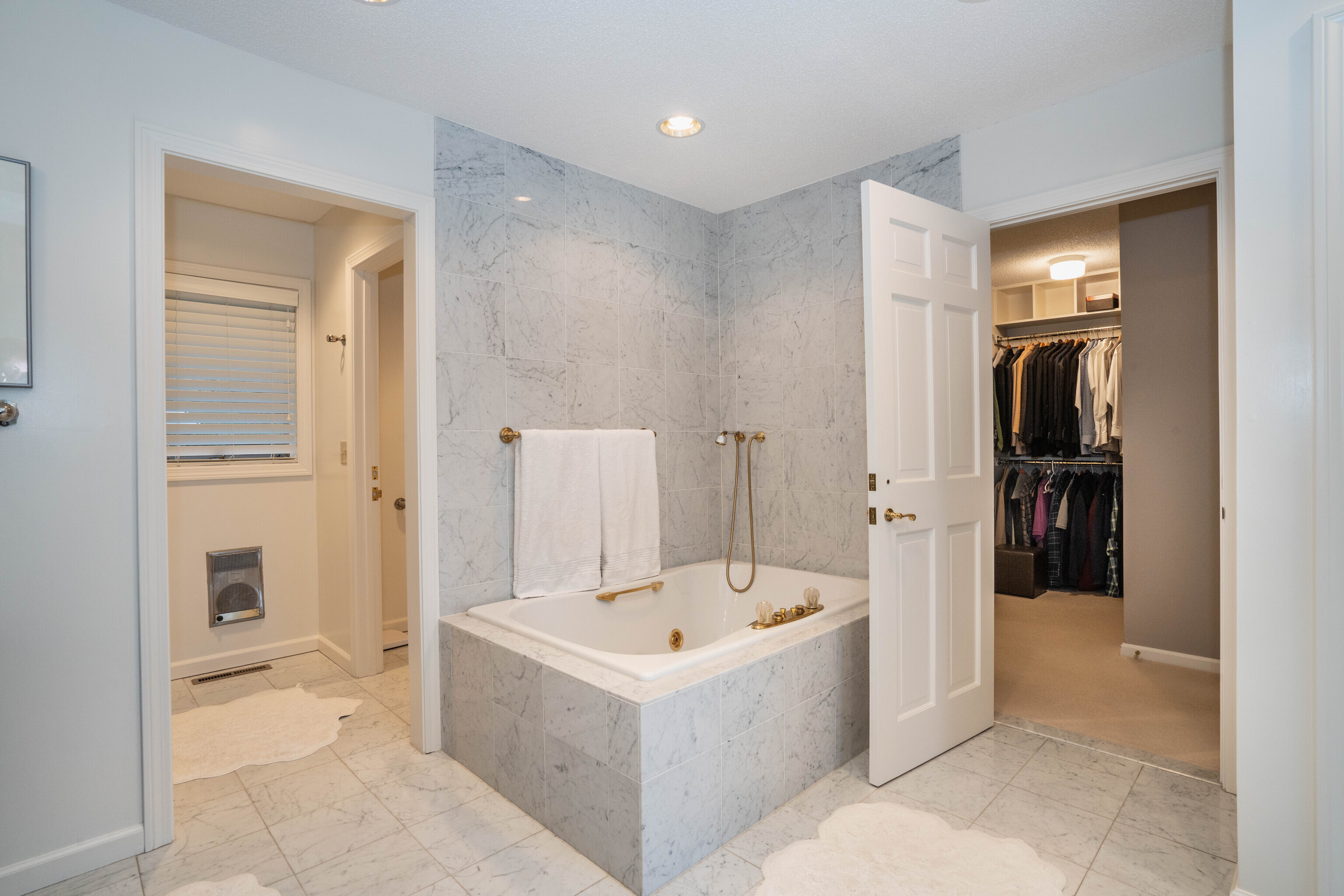 34 Cary Lane, Unit 34 Bloomfield, CT 06002 - Photo 37 of 40 a bathroom with a tub sink and mirror