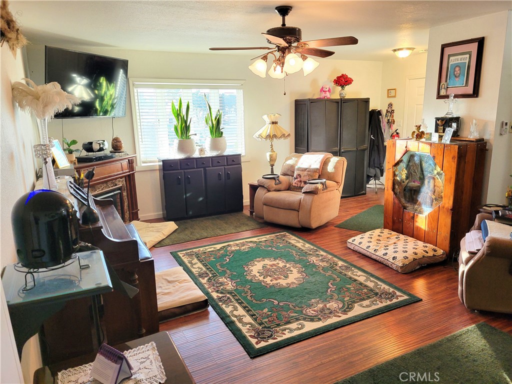 14121 Lakota Road Apple Valley, CA 92307 - Photo 8 of 40 Living Room