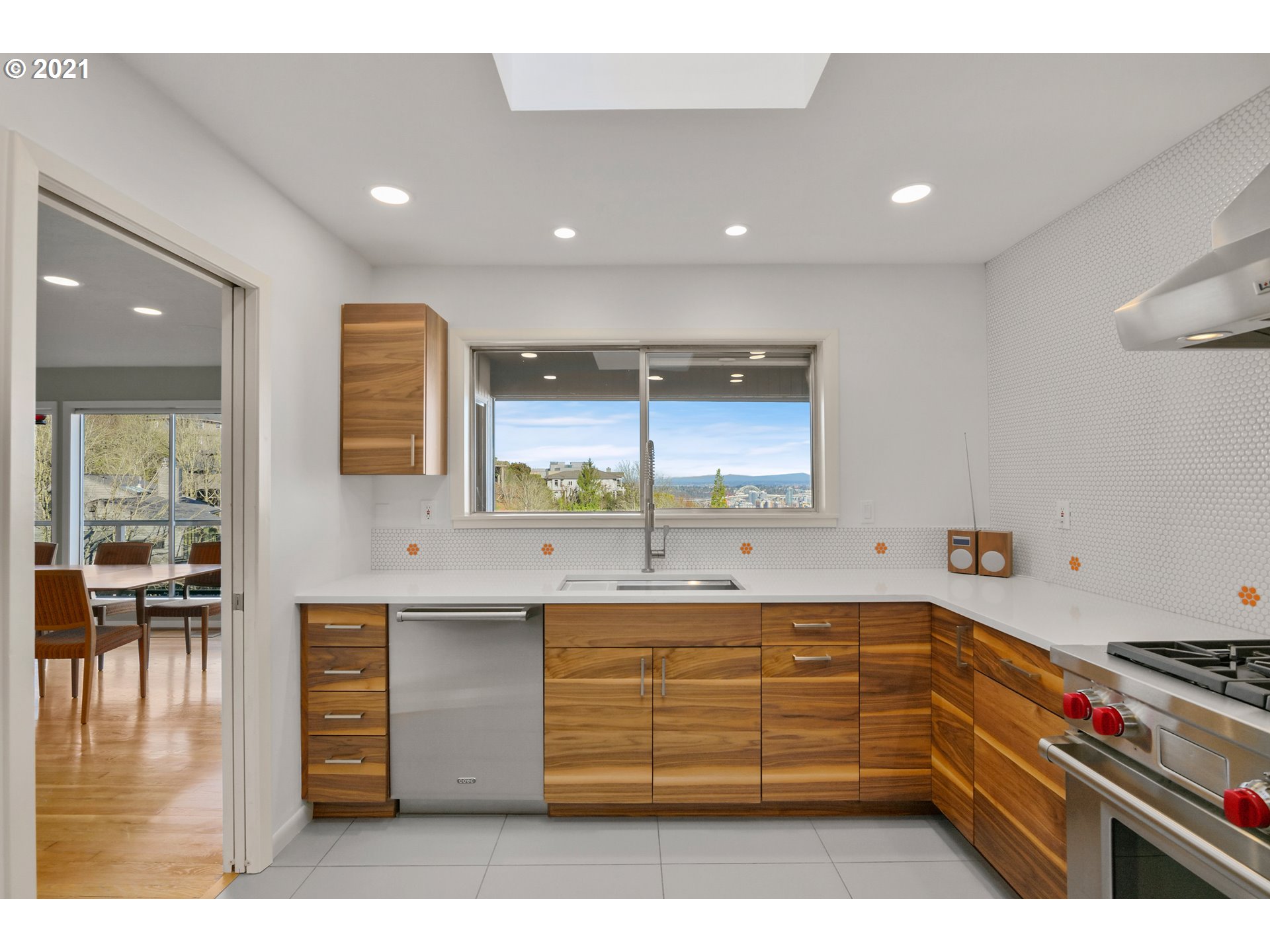 1023 Southwest Rivington Drive Portland, OR 97201 - Photo 14 of 30 Gallery Image 14