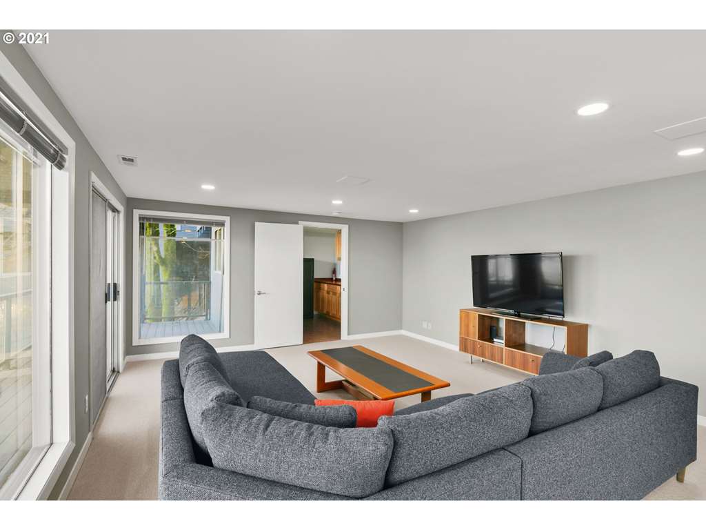 1023 Southwest Rivington Drive Portland, OR 97201 - Photo 24 of 30 Gallery Image 24