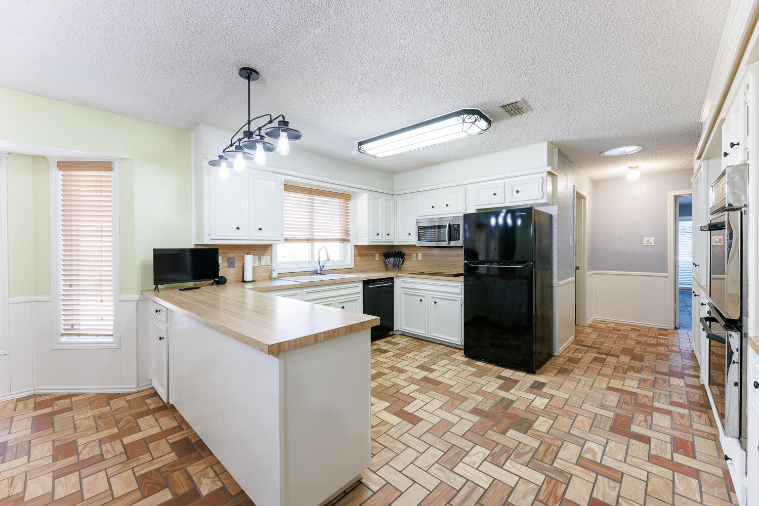 3713 95th Street Lubbock, TX 79423 - Photo 18 of 70 a kitchen with refrigerator cabinets and furniture