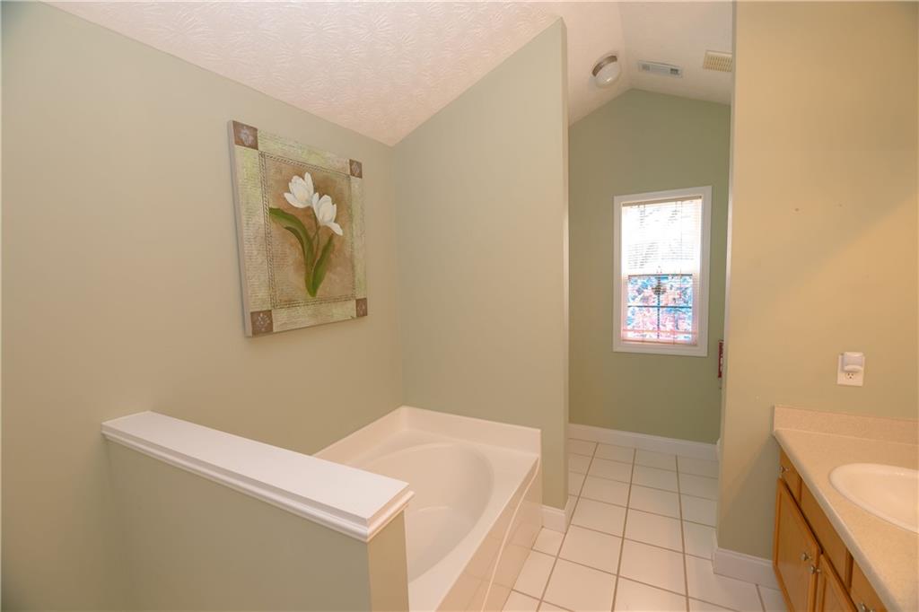 1200 Breckinridge Trail Winder, GA 30680 - Photo 17 of 37 a bathroom with a bathtub