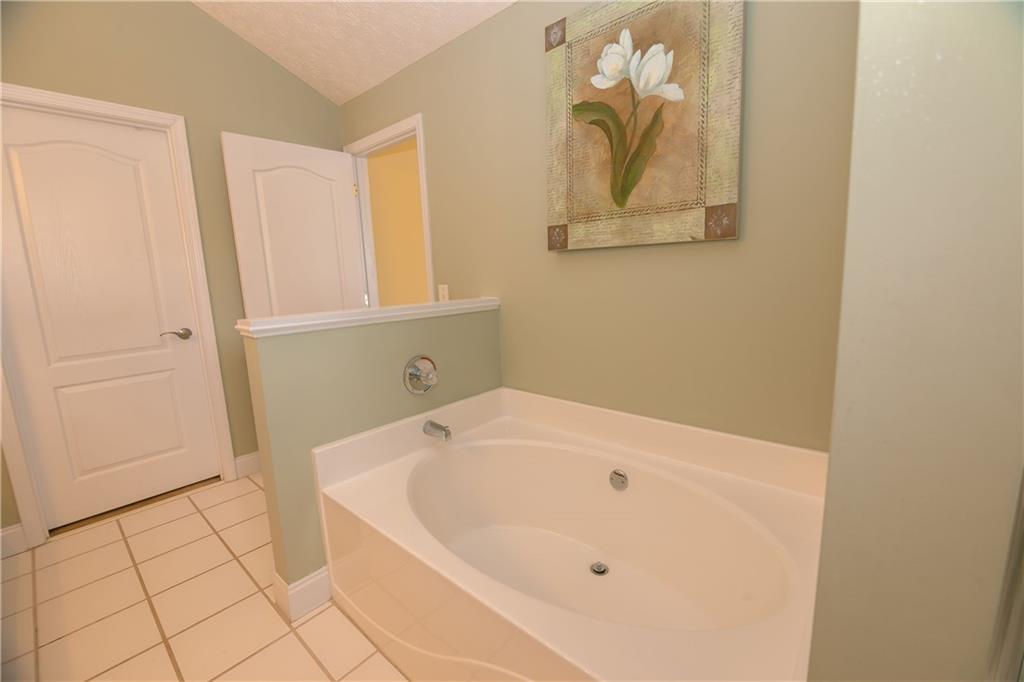1200 Breckinridge Trail Winder, GA 30680 - Photo 18 of 37 a bathroom with a bathtub