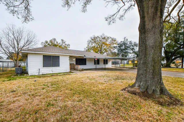 $1,700 | 919 Forest Oaks Drive, Houston, TX 77017
