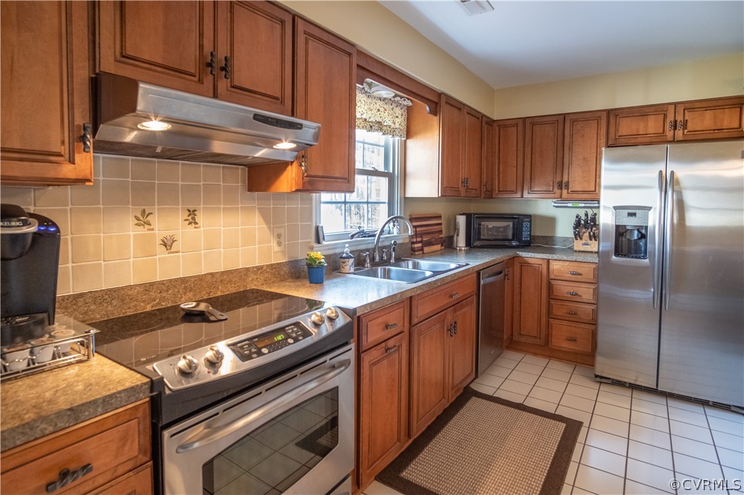 11500 Davelayne Road Midlothian, VA 23112 - Photo 7 of 23 a kitchen with stainless steel appliances granite countertop a stove a sink dishwasher and refrigerator