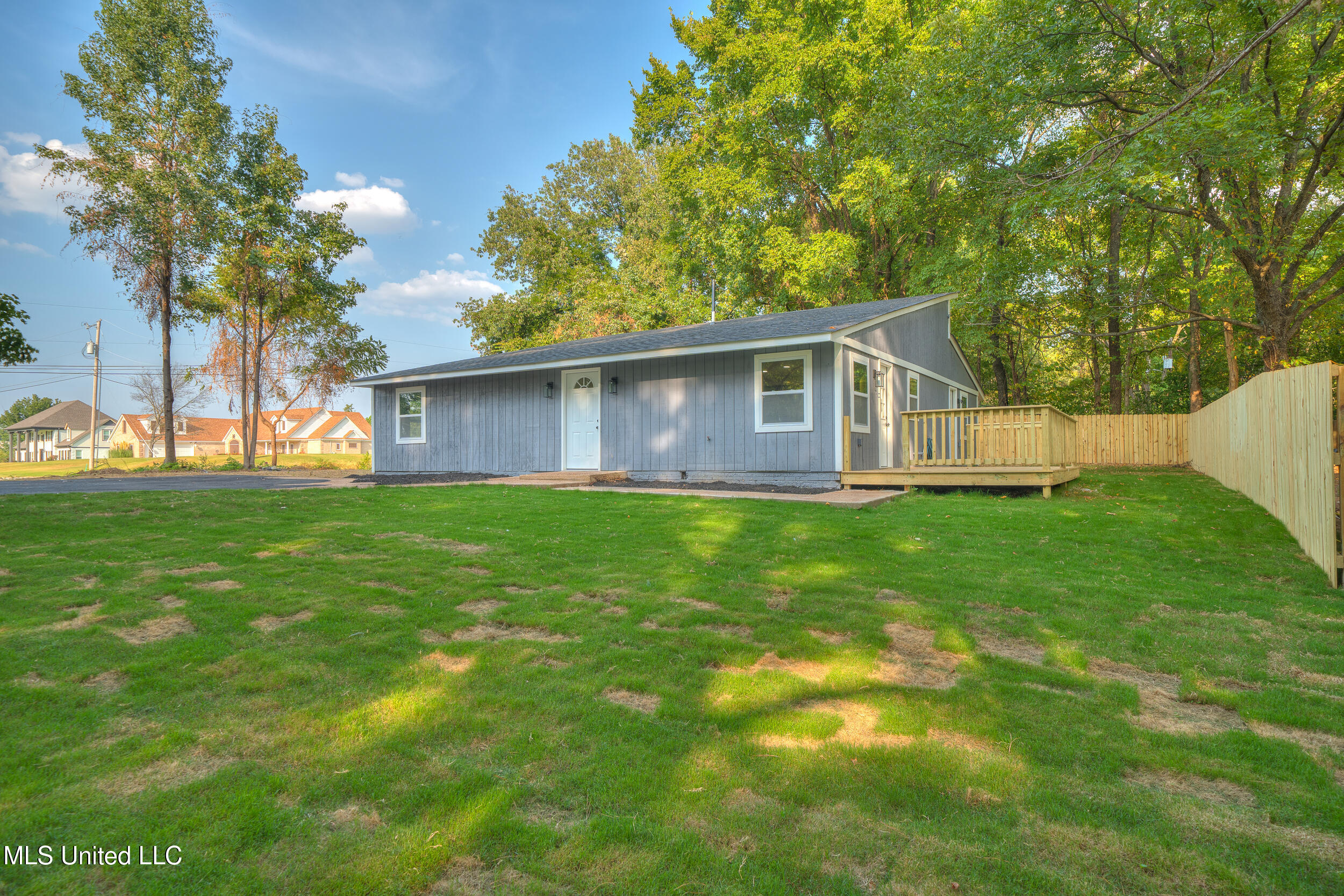 2835 Plum Point Road Southaven, MS 38672 - Photo 2 of 13 Side