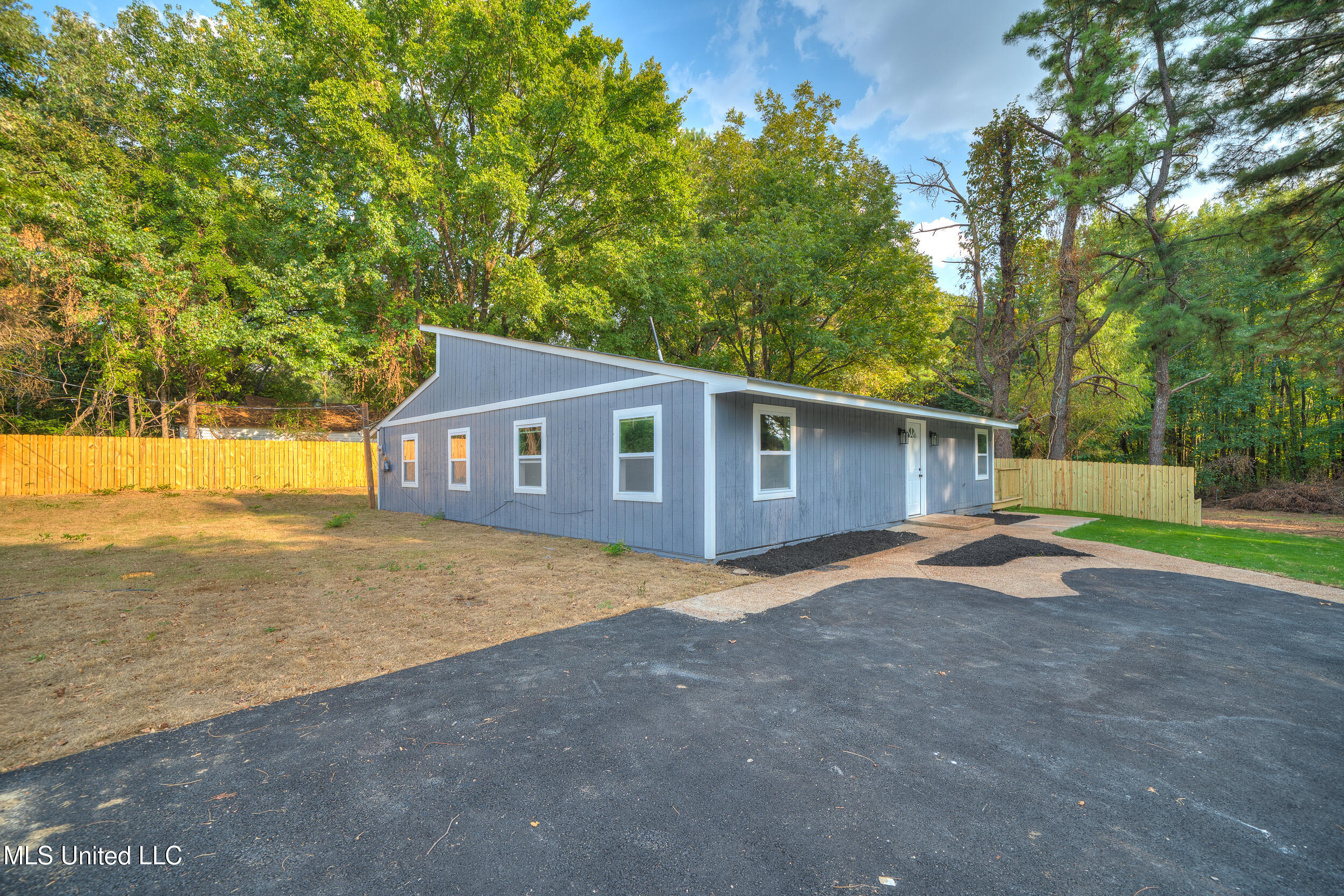 2835 Plum Point Road Southaven, MS 38672 - Photo 3 of 13 Side