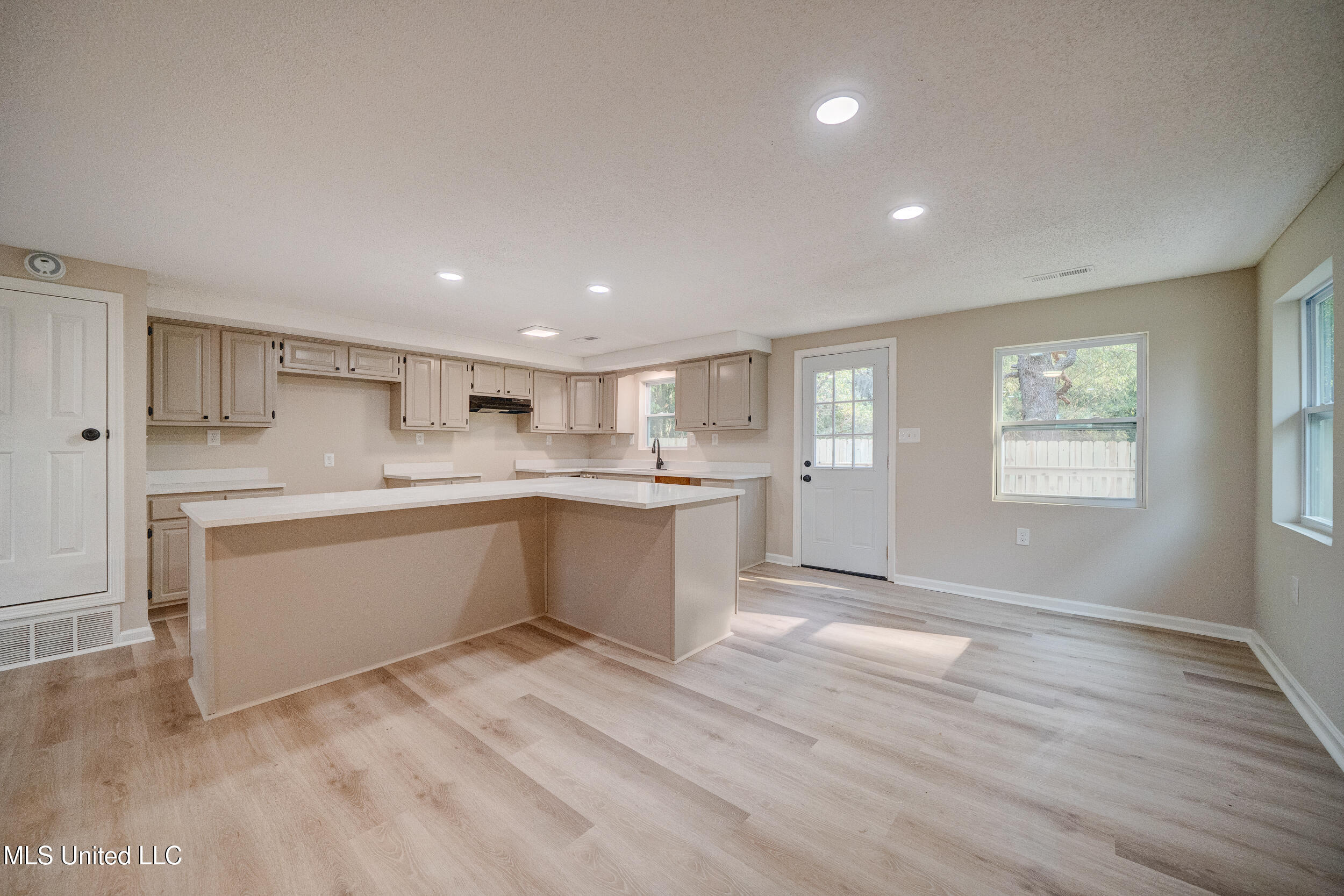 2835 Plum Point Road Southaven, MS 38672 - Photo 3 of 10 Kitchen