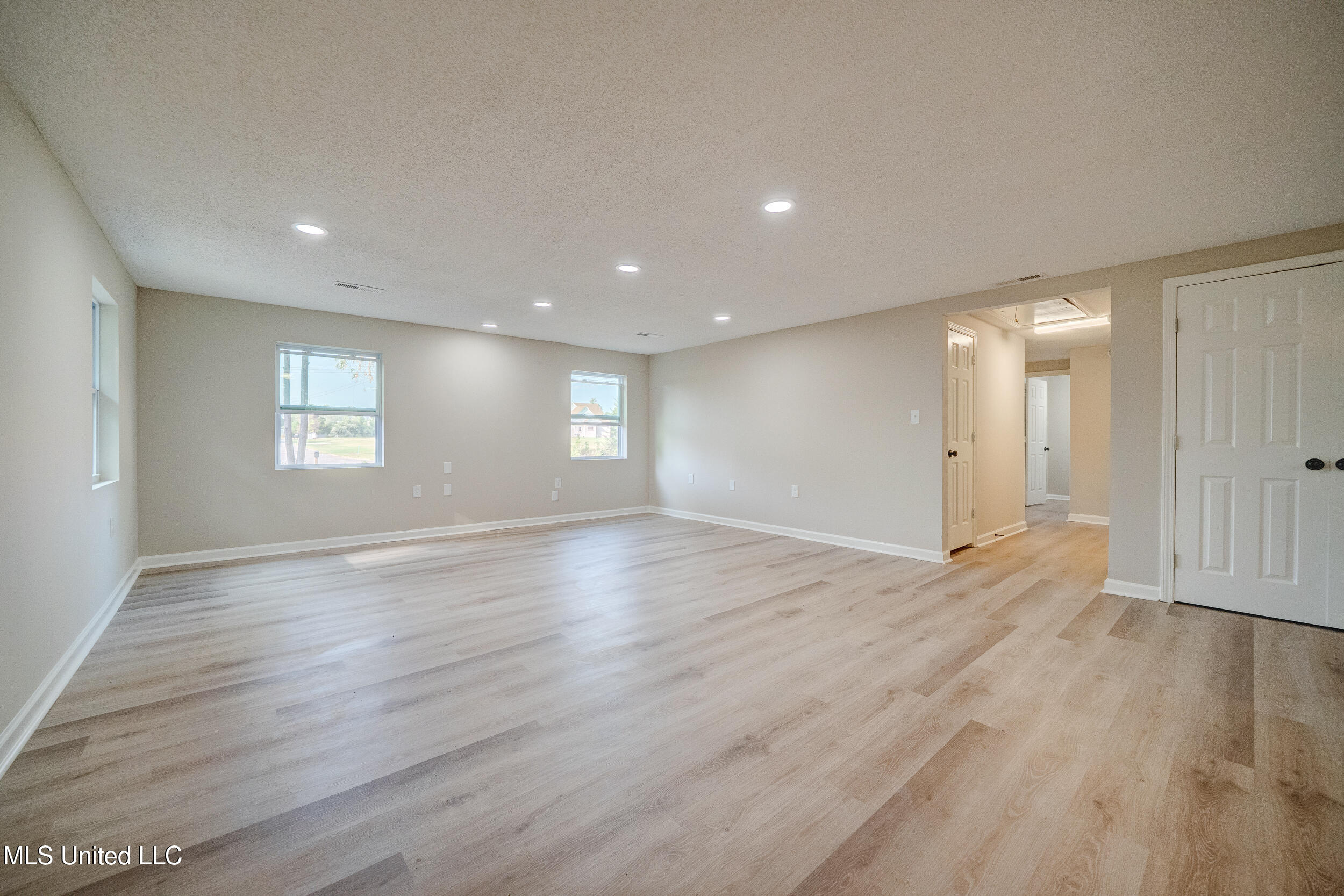 2835 Plum Point Road Southaven, MS 38672 - Photo 4 of 10 Living Room