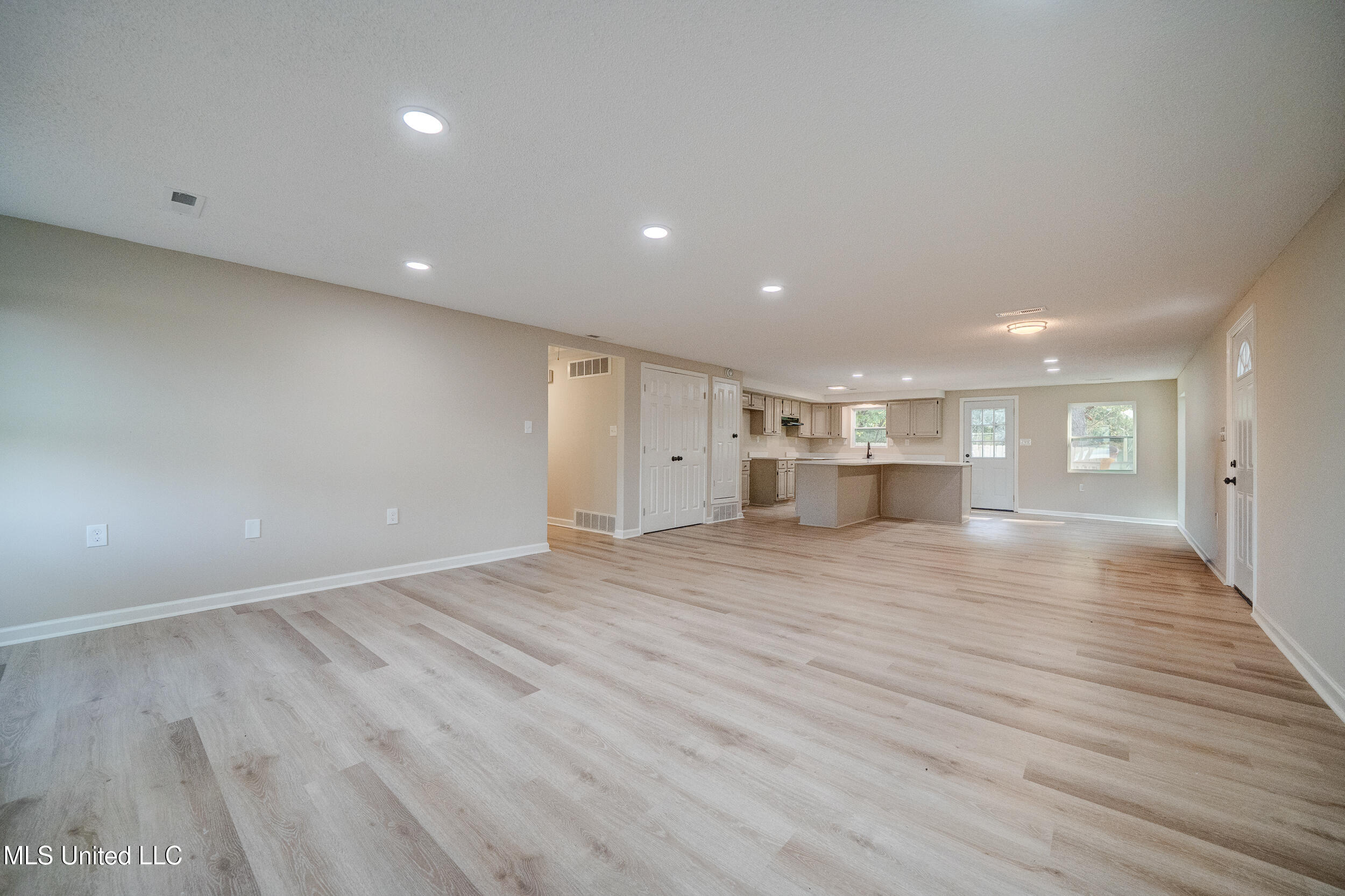 2835 Plum Point Road Southaven, MS 38672 - Photo 5 of 13 Living Room