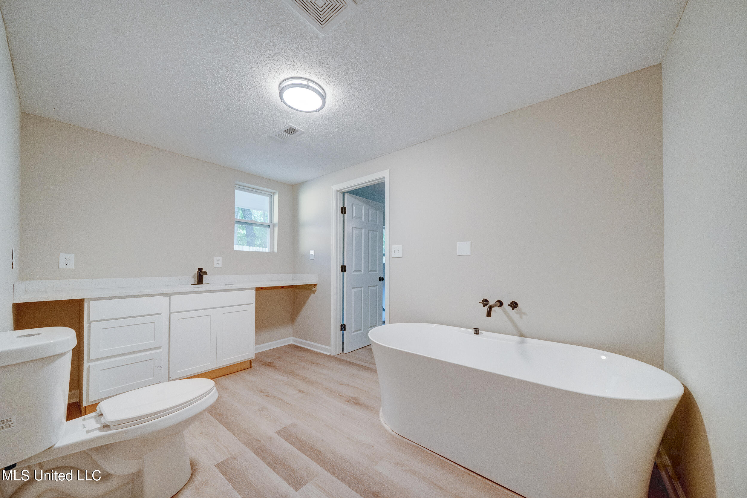 2835 Plum Point Road Southaven, MS 38672 - Photo 7 of 10 Master Bath