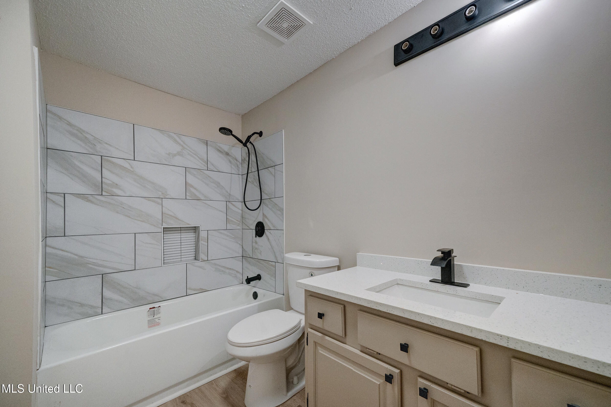 2835 Plum Point Road Southaven, MS 38672 - Photo 9 of 10 Shared Bath