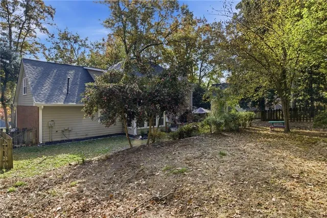 a view of a house with a backyard