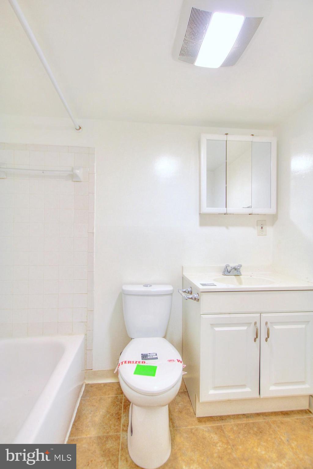 14414 Taos Court, Unit 5DE Silver Spring, MD 20906 - Photo 14 of 20 Bathroom