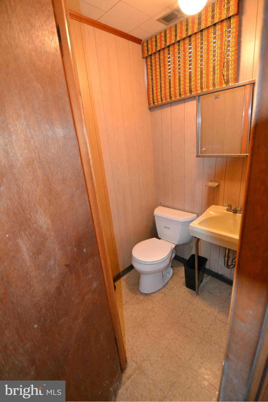 2514 Farringdon Road Baltimore, MD 21209 - Photo 18 of 22 Lower level powder room